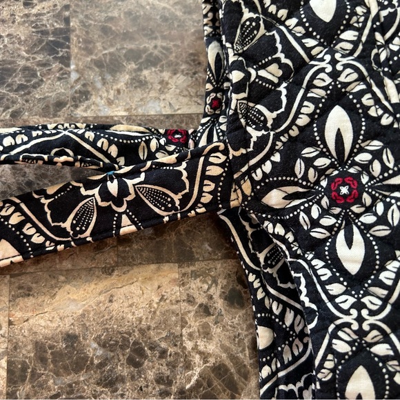 Vera Bradley Barcelona Black and white floral tote bag with pockets. - Picture 11 of 16